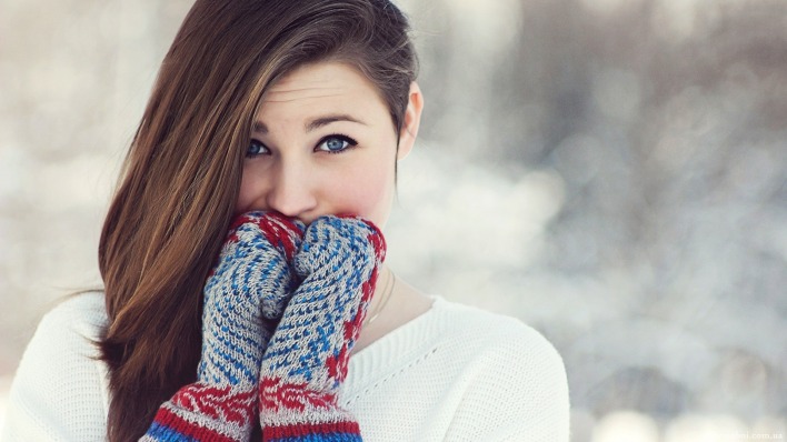 девушка брюнетка лицо зима перчатки