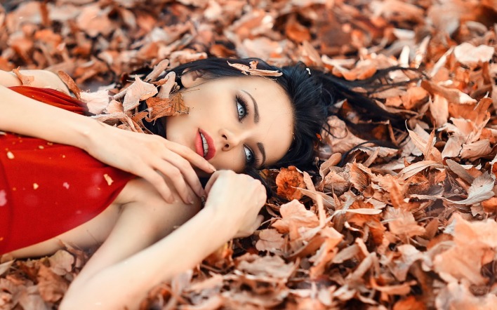 девушка брюнетка глаза листья осень