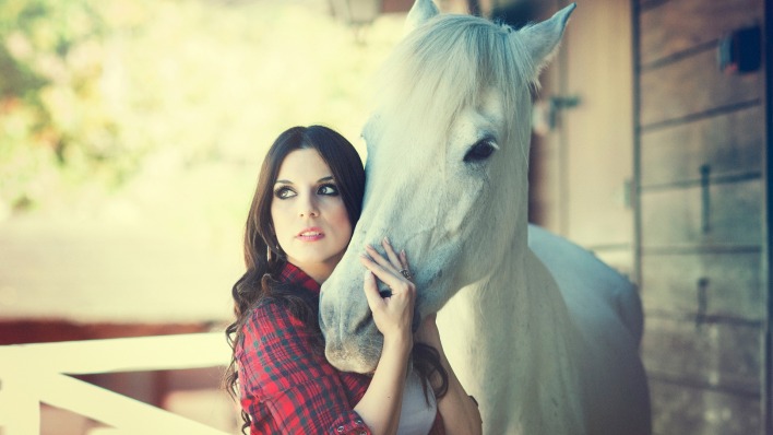 девушка бела лошадь рубашка