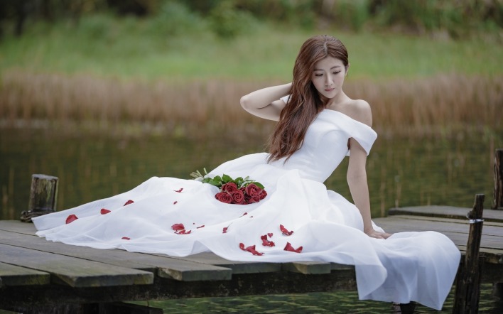 девушка платье розы букет