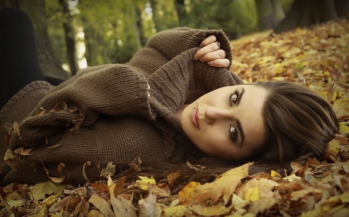 девушка листва осень лес кофта