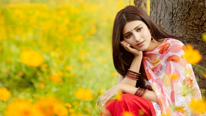 Шрути Хасан актриса дерево поляна цветы