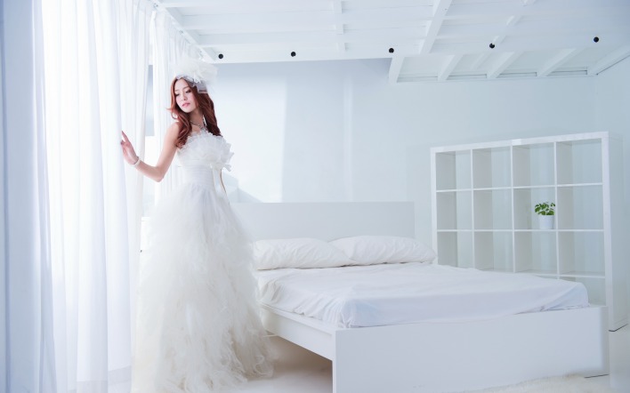 свадебное платье девушка комната постель
