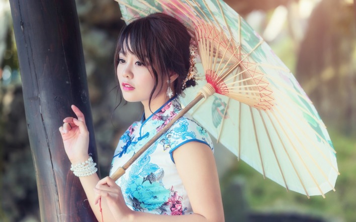 девушка азиатка зонтик дерево ствол
