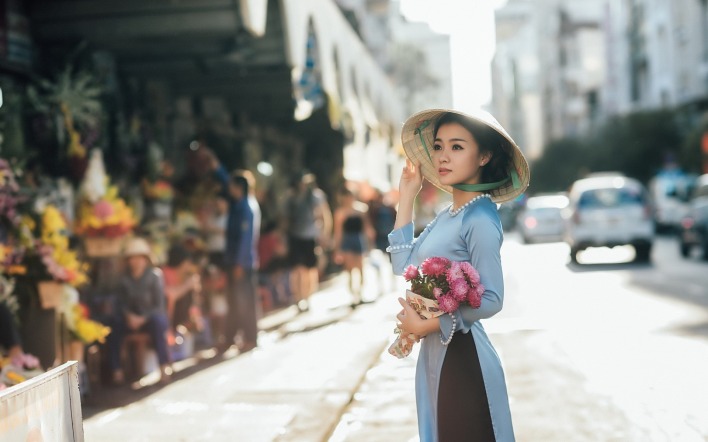 девушка шляпа цветы город дорога