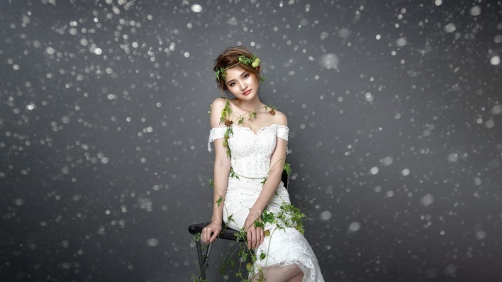 Девушка стул снежинки платье зелень