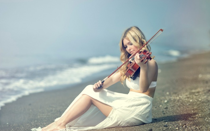 девушка скрипка море пляж песок берег