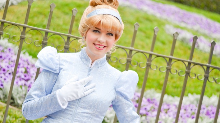 девушка костюм перчатки забор цветы