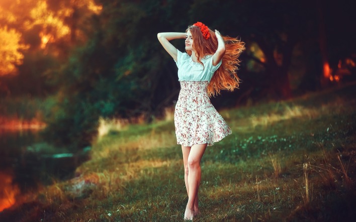девушка рыжая волосы поляна