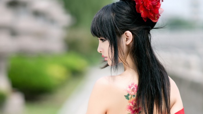 девушка азиатка цветок татуировка