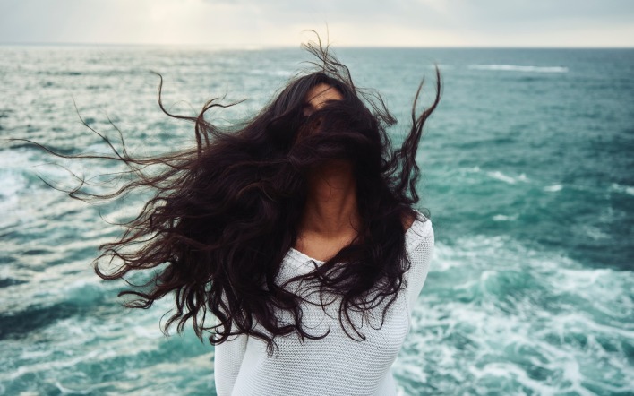 девушка волосы ветер море