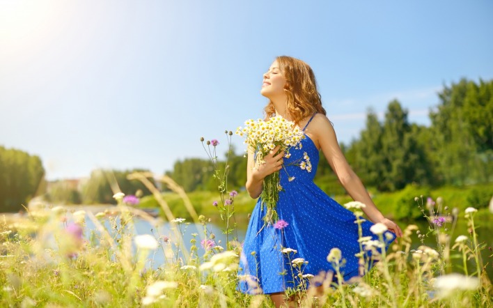 девушка ромашки букет полевые цветы небо