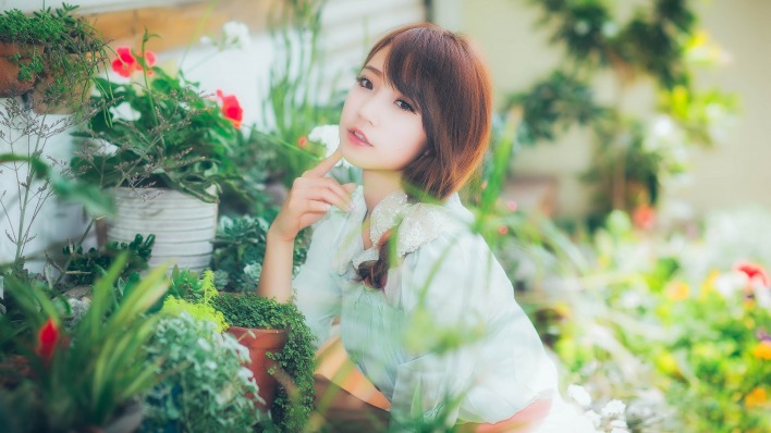 девушка азиатка цветы растения