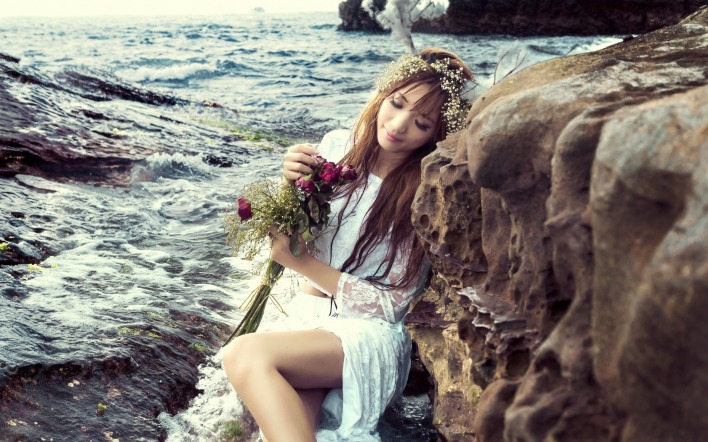 девушка венок букет цветы скала море