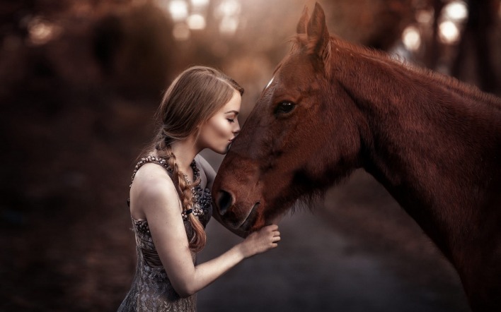 девушка лошадь поцелуй нежность