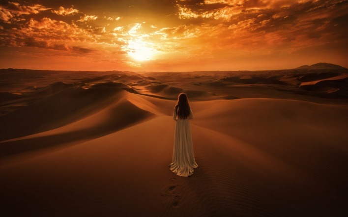 девушка дюны барханы закат пустыня платье
