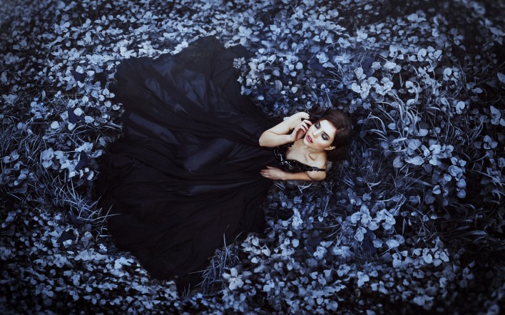 девушка мрак трава черное платье