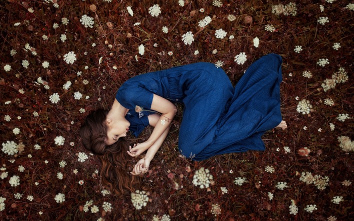 девушка лежит платье земля цветы