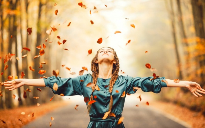 девушка осень листва аллея деревья радость в настроении