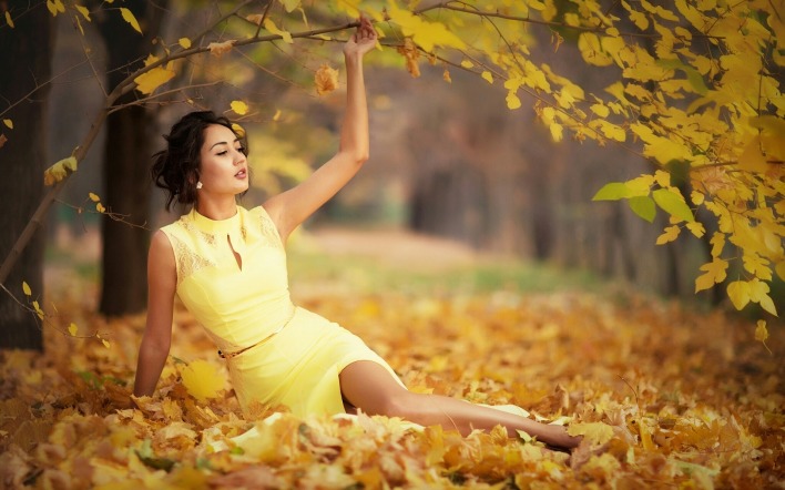 девушка платье осень листья