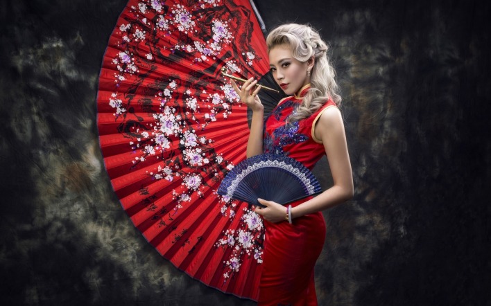 азиатка веер красное платье