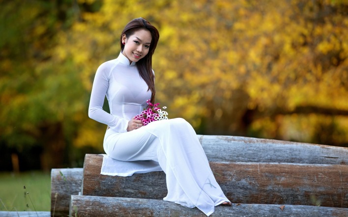 девушка азиатка платье белое на бревне цветы