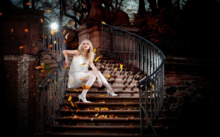 девушка лестница ступеньки листва