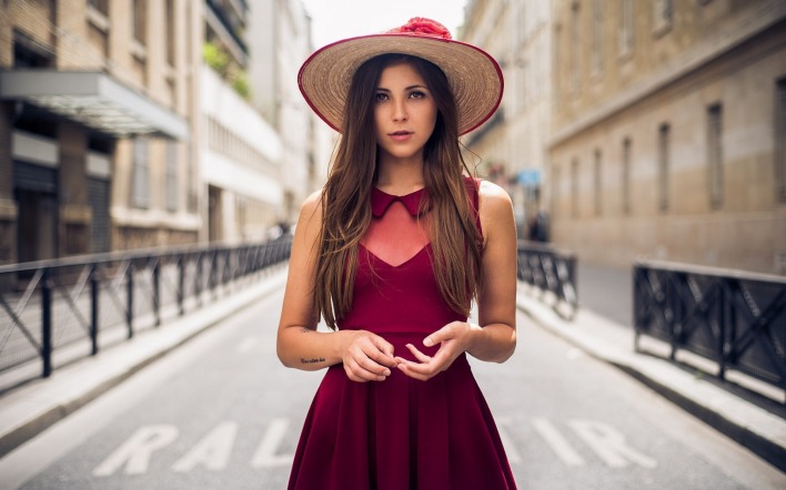 девушка соломенная шляпа платье улица