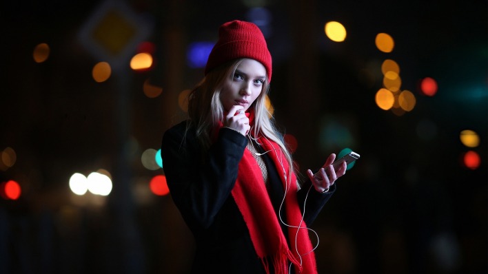 девушка телефон ночь огни шапка шарф