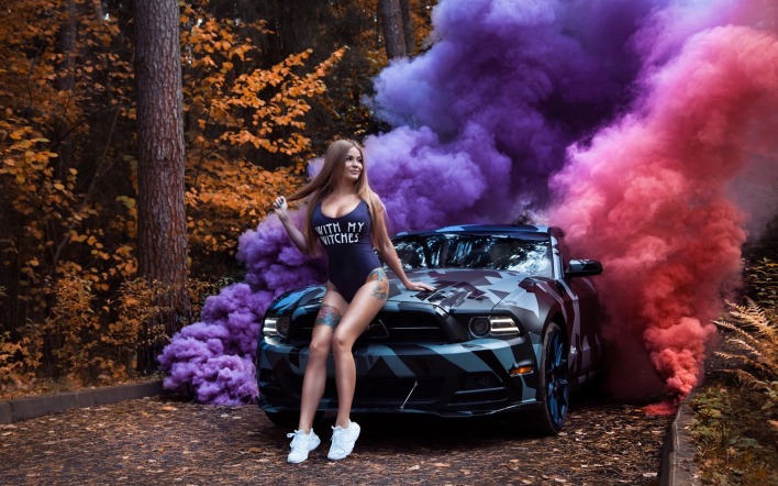 девушка автомобиль дым в лесу