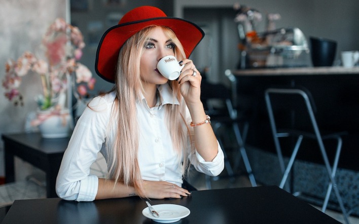 девушка шляпа красная чашка кафе