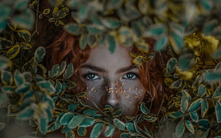 девушка листья куст глаза взгляд