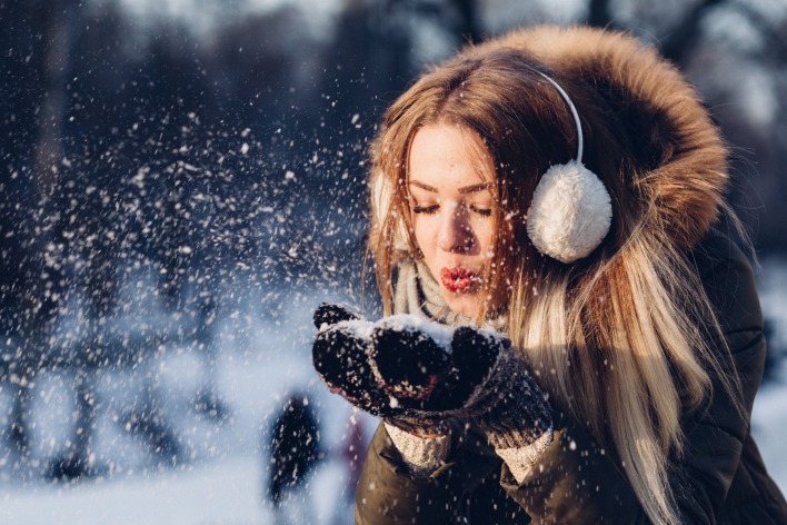 зима девушка снежинки рукавицы