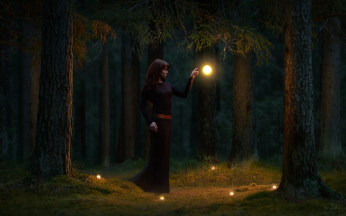 девушка лес платье огни деревья