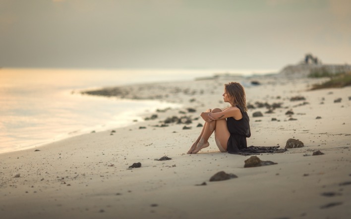 девушка пляж песок задумчивая берег