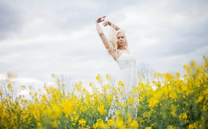 девушка поле цветы рапс желтый платье