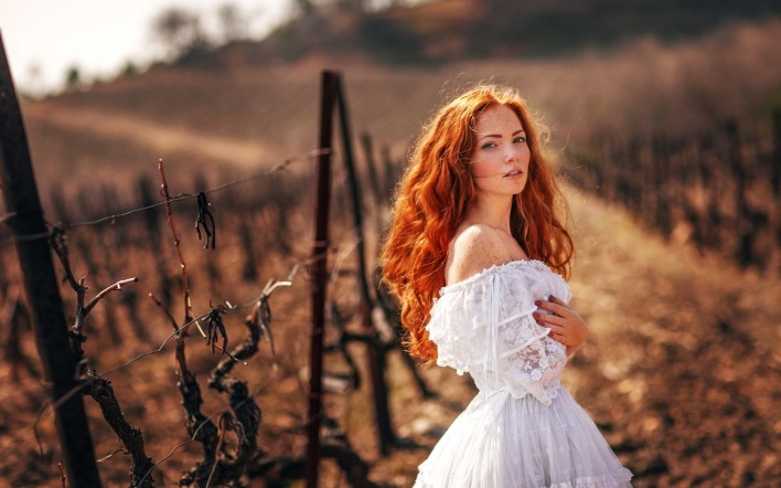девушка рыжая виноградник платье