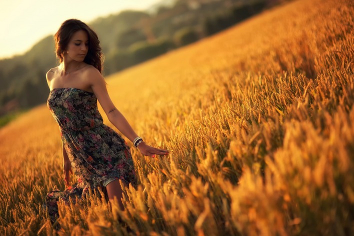 девушка поле колосья ячмень платье