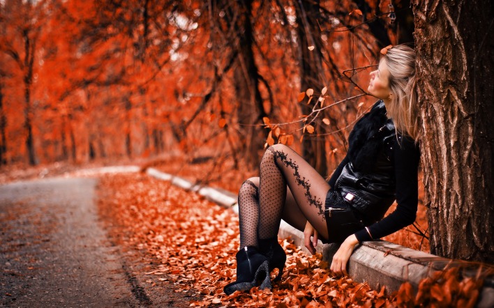 девушка парк осень бордюр красные листья