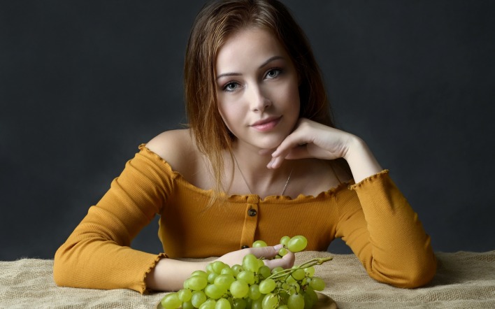 девушка виноград за столом