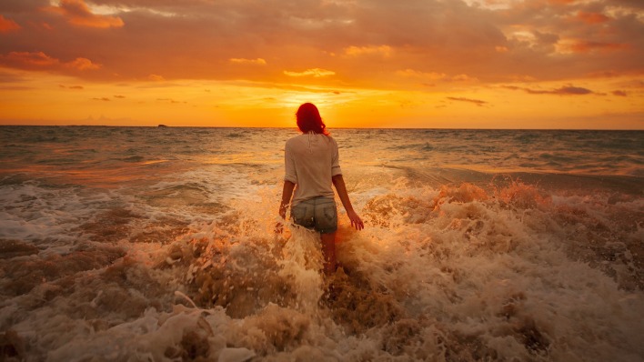 девушка волны берег горизонт море закат