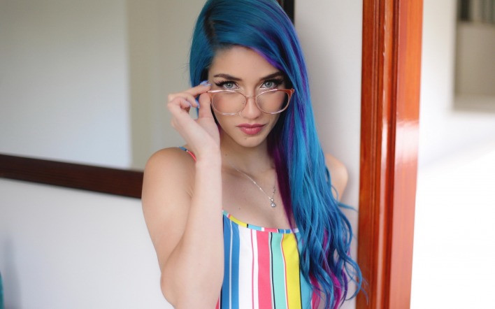девушка волосы синий очки