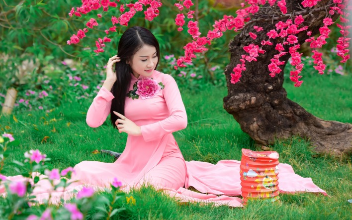 девушка азиатка япония на лужайке платье розовое