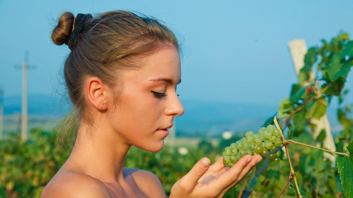 девушка виноград гроздь
