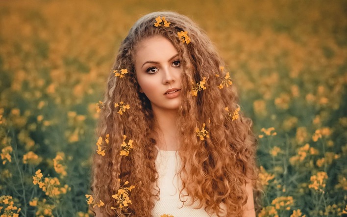 девушка кудрявая блондинка поле расп