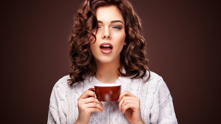 девушка кудрявая чашка кофе