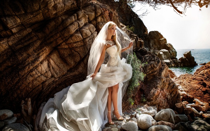 девушка невеста скала камни платье