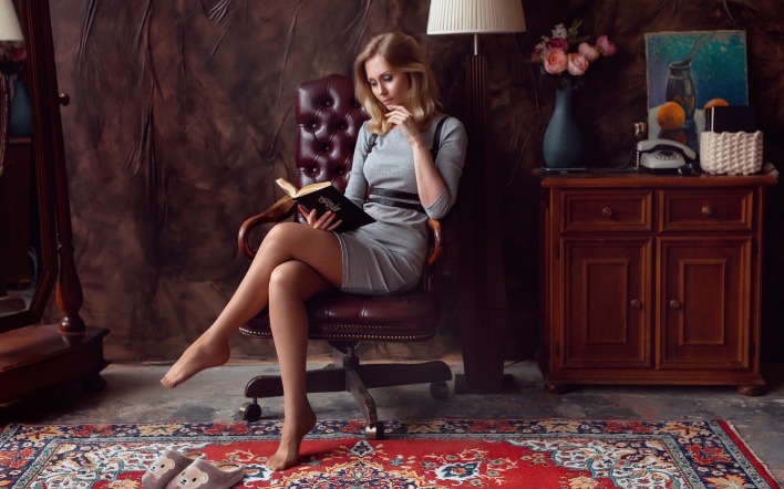 женщина кресло читает книга