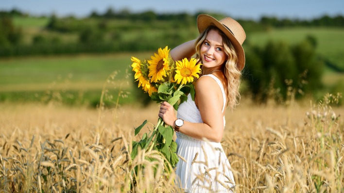 девушка шляпа поле колосья рожь подсолнухи улыбка