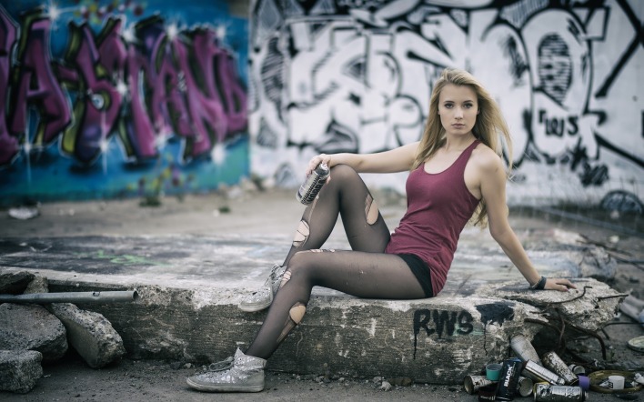 девушка блондинка графити бетон